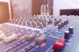 audio mixer console en geluid mixen met knoppen en schuifregelaars. foto