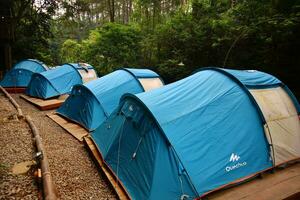 camping tenten door de rivier- foto