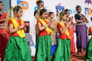 nieuw Delhi, Indië - juli 01 2023 - bharathanatyam Indisch klassiek odissi dansers het uitvoeren van Bij fase. mooi Indisch meisje dansers in de houding van Indisch dans. Indisch klassiek dans bharatanatyam foto