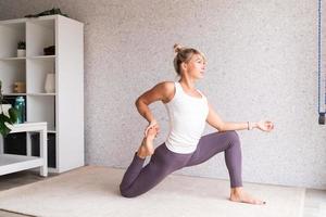 jonge aantrekkelijke vrouw die yoga beoefent, sportkleding draagt
