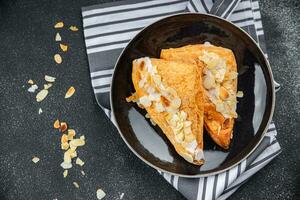 taart driehoek het formulier amandel room bladerdeeg gebakje zoet toetje aan het eten Koken maaltijd voedsel tussendoortje Aan de tafel kopiëren ruimte voedsel achtergrond rustiek top visie foto