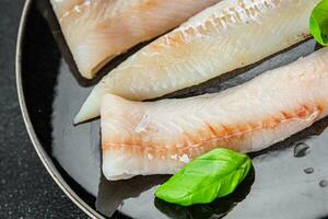 blauw wijting vis filet vers zeevruchten heerlijk gezond aan het eten pescetarisch Koken voorafje maaltijd voedsel tussendoortje Aan de tafel kopiëren ruimte voedsel achtergrond rustiek top visie foto