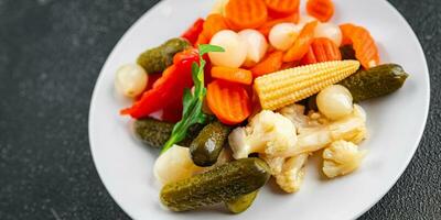 groente gepekeld salade komkommer, augurk, wortel, ui, bloemkool, peper voorafje maaltijd voedsel foto