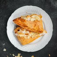 taart driehoek het formulier amandel room bladerdeeg gebakje zoet toetje aan het eten Koken maaltijd voedsel tussendoortje Aan de tafel kopiëren ruimte voedsel achtergrond rustiek top visie foto