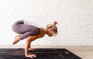 jonge aantrekkelijke vrouw die yoga beoefent, sportkleding draagt foto