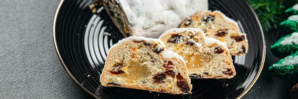 stollen Kerstmis zoet toetje vakantie bakken traktatie nieuw jaar en Kerstmis viering maaltijd voedsel tussendoortje Aan de tafel foto