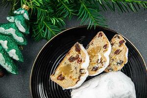 Kerstmis stollen toetje zoet bakken traktatie nieuw jaar en Kerstmis maaltijd voedsel tussendoortje Aan de tafel foto