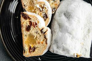 Kerstmis stollen toetje zoet bakken traktatie nieuw jaar en Kerstmis maaltijd voedsel tussendoortje Aan de tafel foto