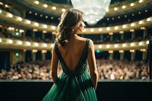 terug visie van mooi jong vrouw in groen jurk staand in gehoorzaal, terug visie van een meisje in een groen avond jurk Aan de achtergrond van de concert hal, ai gegenereerd foto