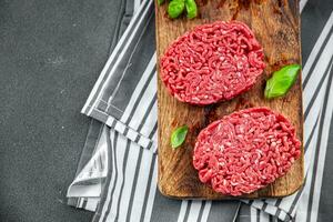 rauw kotelet vers rundvlees vlees Hamburger heerlijk gezond aan het eten Koken voorafje maaltijd voedsel tussendoortje Aan de tafel kopiëren ruimte foto