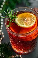 overwogen wijn Kerstmis cocktail citrus rozemarijn drinken nieuw jaar vakantie voorafje maaltijd voedsel tussendoortje Aan de tafel kopiëren ruimte voedsel achtergrond rustiek top visie foto