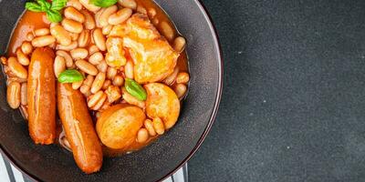 cassoulet dik Boon soep met vlees, bonen, worstjes heerlijk gezond aan het eten Koken voorafje maaltijd voedsel tussendoortje Aan de tafel kopiëren ruimte voedsel achtergrond rustiek top visie foto