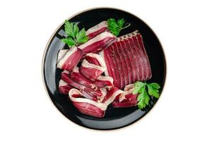 eend vlees droog borst magret gerookt schokkerig genezen droog vers aan het eten voorafje maaltijd voedsel tussendoortje foto