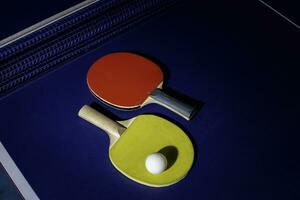 tafel tennis racket Aan de blauw ping pong tafel foto