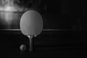 tafel tennis racket Aan de blauw ping pong tafel foto