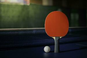 tafel tennis racket Aan de blauw ping pong tafel foto