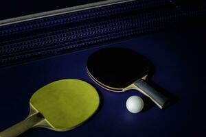 tafel tennis racket Aan de blauw ping pong tafel foto