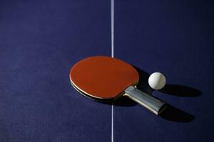 tafel tennis racket Aan de blauw ping pong tafel foto