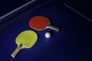 tafel tennis racket Aan de blauw ping pong tafel foto