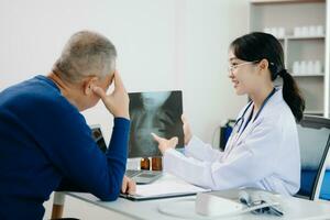 vrouw dokters, specialisten in behandeling, maken een afspraak naar ontmoeten patiënten na röntgenstraal en leg uit medisch informatie geneeskunde en Gezondheid zorg concept foto