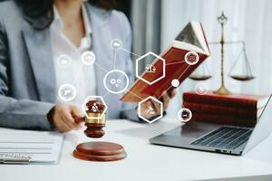 zakenvrouw opschrift wettelijk advies online, arbeid wet, advies en gerechtigheid concept. met vr icoon foto