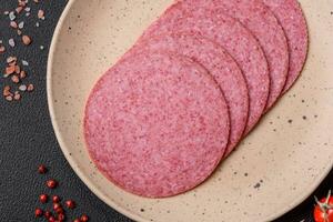 heerlijk gerookt salami worst met zout, specerijen en kruiden foto