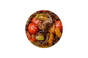 warm salade met kalfsvlees, tomaten, pepers, courgette, sesam, zout, specerijen en kruiden foto