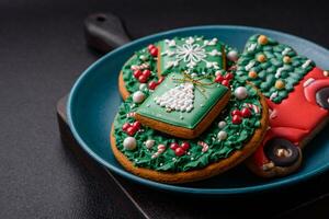 mooi Kerstmis peperkoek koekjes Aan een ronde keramisch bord foto