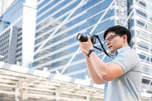 Aziatische toeristen staan foto's te maken met een toerist