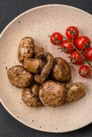 heerlijk sappig geheel champignons gebakken Aan de rooster met zout en specerijen foto