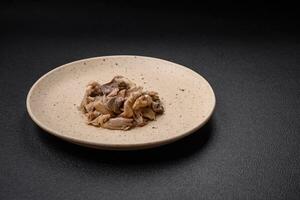 heerlijk pittig champignons gesneden en gekookt in Koreaans stijl Aan een keramisch bord foto
