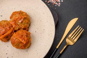 heerlijk vers gehaktballen van fijngehakt vlees of vis met tomaat saus foto