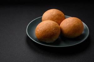 heerlijk vers krokant wit ronde brood met zaden en granen foto