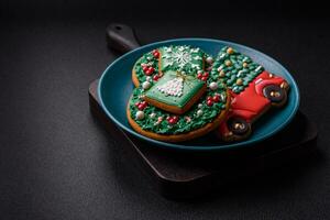 mooi Kerstmis peperkoek koekjes Aan een ronde keramisch bord foto