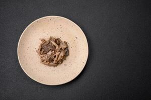 heerlijk pittig champignons gesneden en gekookt in Koreaans stijl Aan een keramisch bord foto