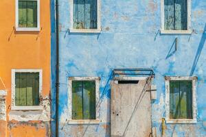 visie van de kleurrijk Venetiaanse huizen Bij de eilanden van Burano in Venetië foto