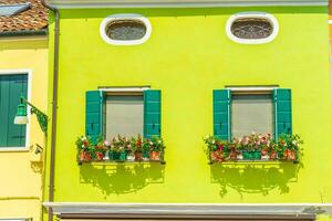 visie van de kleurrijk Venetiaanse huizen Bij de eilanden van Burano in Venetië foto