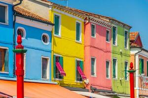 visie van de kleurrijk Venetiaanse huizen Bij de eilanden van Burano in Venetië foto
