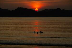 mensen Aan de strand genieten van een zonsondergang Bij lio strand, palawan, Filippijnen foto