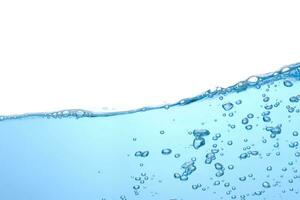 water oppervlakte en onderwater- bubbels wit achtergrond. detailopname visie. foto