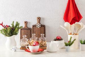 winter vakantie decor in de Kerstmis keuken. de aanrecht is versierd met Kerstmis artikelen, elegant gerechten en keuken gebruiksvoorwerpen. foto