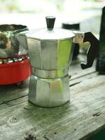 mokka pot koffie maker huis drinken klein en mooi zo voelen in tuin en houten tafel foto