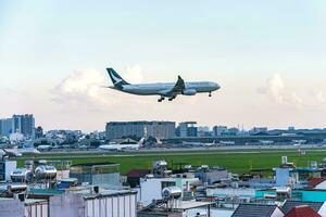 ho chi min, Vietnam - 7 augustus 2023 luchtvaartmaatschappijen vlieg Verleden mijlpaal 81, de hoogste gebouw in Vietnam, naar land- Bij bruinen zoon nee Internationale luchthaven. foto