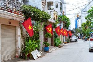 ho chi minh stad, Vietnam - 29 augustus, 2023vlak klein steeg straat van Vietnam in onafhankelijkheid dag met twee kant van vlag hangen naar huizen foto