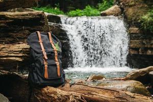 hipster wandelaar toeristische rugzak op achtergrond van rivier en waterval foto