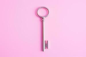 een sleutel, geïsoleerd Aan roze achtergrond. ai gegenereerd foto