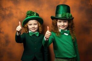 kinderen vrienden vieren st. Patrick s dag Aan bruin achtergrond. ai gegenereerd foto