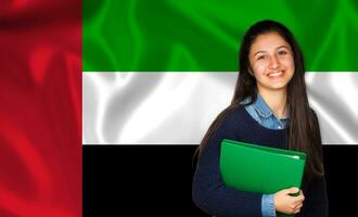 tiener leerling glimlachen over- Verenigde Arabisch emiraat vlag foto