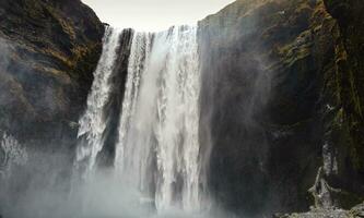 de skogafoss waterval in winter, IJsland. foto