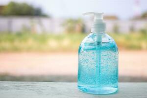 plastic fles pomp met alcohol hand- gel. hand- ontsmettingsmiddel antibacteriële reiniging gel. foto